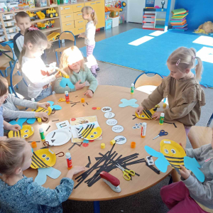 Niedźwaidki w czasie wykonywania pracy plastycznej 