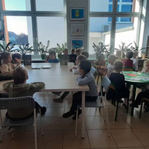 Zapoznanie dzieci z Panią Elżbietą Jarosz- omówienie pracy bibliotekarza.