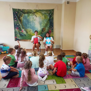 Dzieci słuchają jak wykonać pracę plastyczną - Grupa "Sówki" 