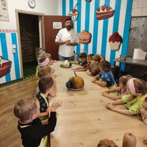 Niedźwiadki uczą się o rodzajach dyń 