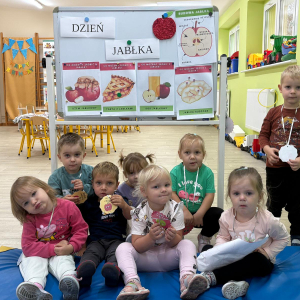 Dzień jabłka - dzieci z odznakami 