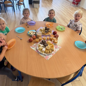 Degustacja smakołyków  przygotowanych z jabłek  z jabłek