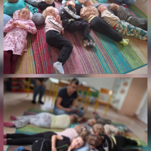 Relaks na bukinach - sluchanie bajki o emojach