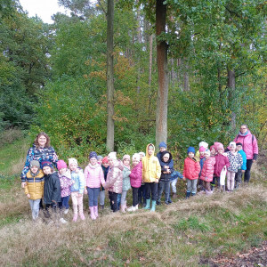 Grupa "Sówki"  w lesie 