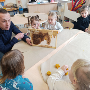 Jak powstaje miód? - wiedza w pigułce.  Autor Alicja Murawka