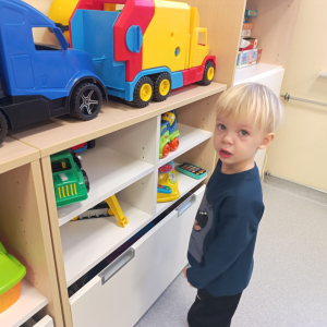 Poznajemy kąciki zabaw i nowe zabawki. Autor Alicja Murawka