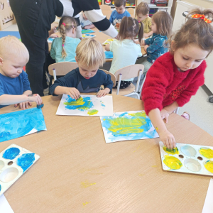 Nasze pierwsze prace plastyczne w nowej sali. Uczymy się mieszać kolory. Autor Alicja Murawka