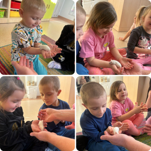 Przedszkolaki dbały o to, aby myszki były bezpieczne na ich dłoniach 
