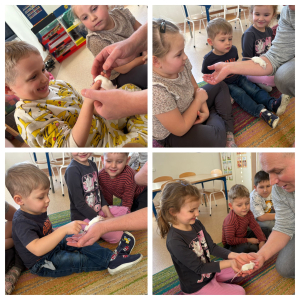 Przedszkolaki chętnie dotykają myszki 