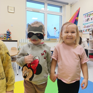 Na balu jest wesoło. Autor Alicja Murawka