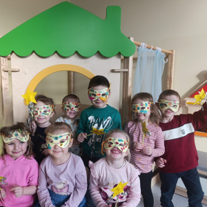 Jeżyki przygotowują się do balu maskowego.  Autor Alicja Murawka