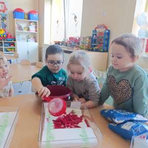 Farbujemy makaron na czerwono. Autor Alicja Murawka