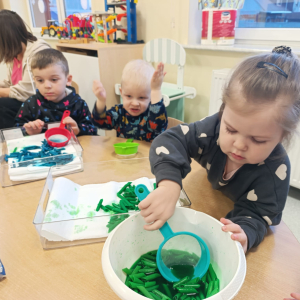 Kolejne kolory makaronowych korali. Autor Alicja Murawka