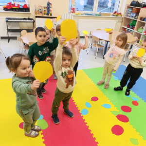 Bawimy się kolorowymi balonami. Autor Alicja Murawka