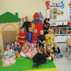 grupa "Jeżyki" w karnawałowych strojach 