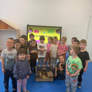 Najodważniejsze dzieci miały okazję wziąć chomika Lucjana na ręce- grupa „Niedźwiadki”