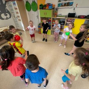 mam i podam - piłka w kole 