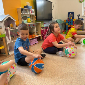 wesołe zabawy z piłką 