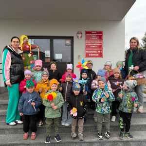 Niedźwiadki idą z marzanną powitać wiosnę autor zdjęć: Dagmara Tomczak 