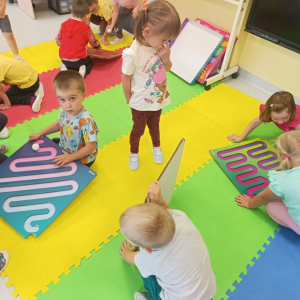 Rozwijanie koncentracji uwagi, koordynacji wzrokowo-ruchowej poprzez zabawę tunelami.