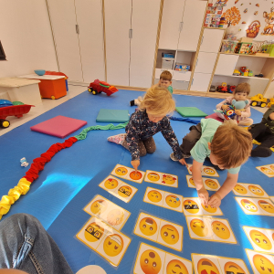 „Uśmiechowe domino” – zabawa na dywanie