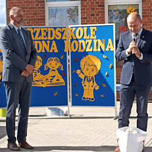 Wręczenie upominków dla przedszkola 